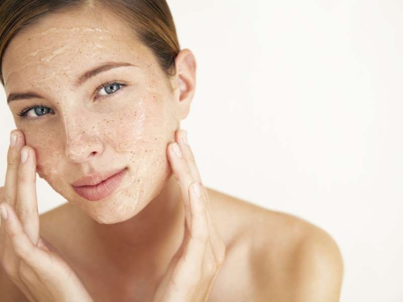 Пілінги та ензимна пудра для проблемної шкіри: порятунок чи ще більша шкода?